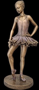 Smuk dekorativ figur af ballerina i brune og lilla nuancer, ideel som gave til balletinteresserede